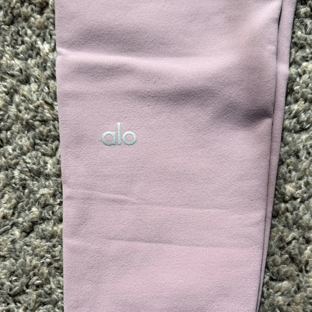 Alo Yoga Dusted Plum Set XS (Airbrush High-Waist 7/8 Leggings & Lavish Bra) - Picture 4 of 7